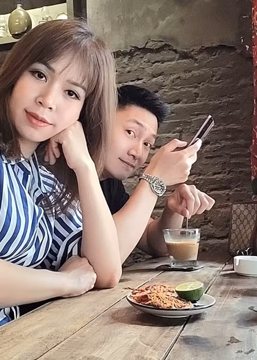 Khi thông báo tin vui bầu bí của Lan Phương, Mạnh Trường nhận được nhiều lời chúc mừng từ phía bạn bè, đồng nghiệp.