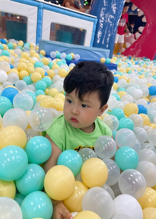 Thảo Trang hạnh phúc khi ông xã hỗ trợ chăm sóc con.