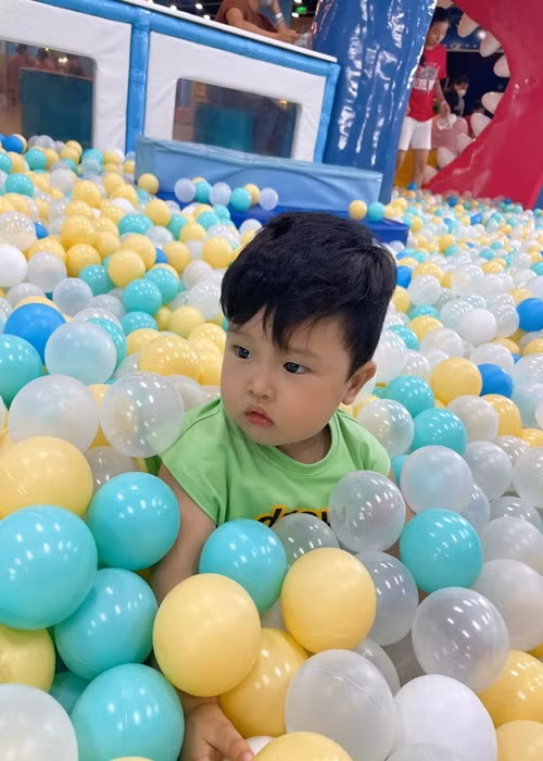 Thảo Trang hạnh phúc khi ông xã hỗ trợ chăm sóc con.