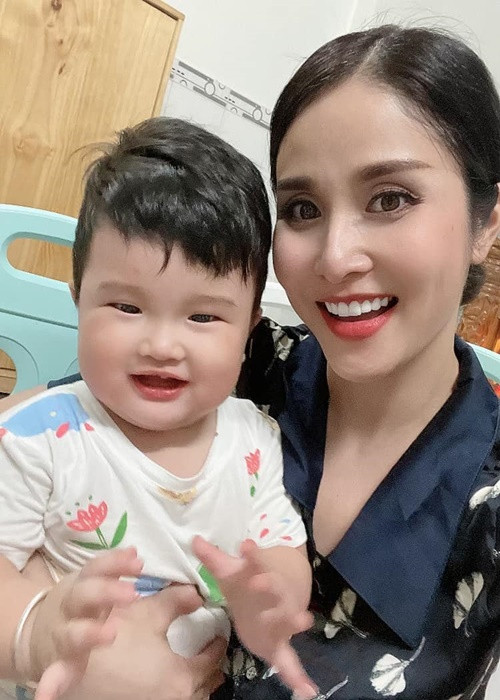 "Một mình ba chăm mẹ và con suốt cả ngày. Thương lắm luôn. Cảm ơn bố bỉm sữa chính hiệu số một của em nha", cô bày tỏ.