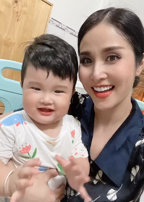 "Một mình ba chăm mẹ và con suốt cả ngày. Thương lắm luôn. Cảm ơn bố bỉm sữa chính hiệu số một của em nha", cô bày tỏ.