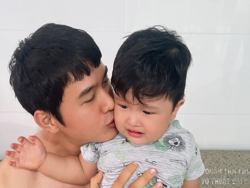 Chồng trẻ của Thảo Trang rất nhớ con trai mỗi khi đi quay phim.