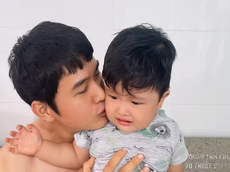 Chồng trẻ của Thảo Trang rất nhớ con trai mỗi khi đi quay phim.