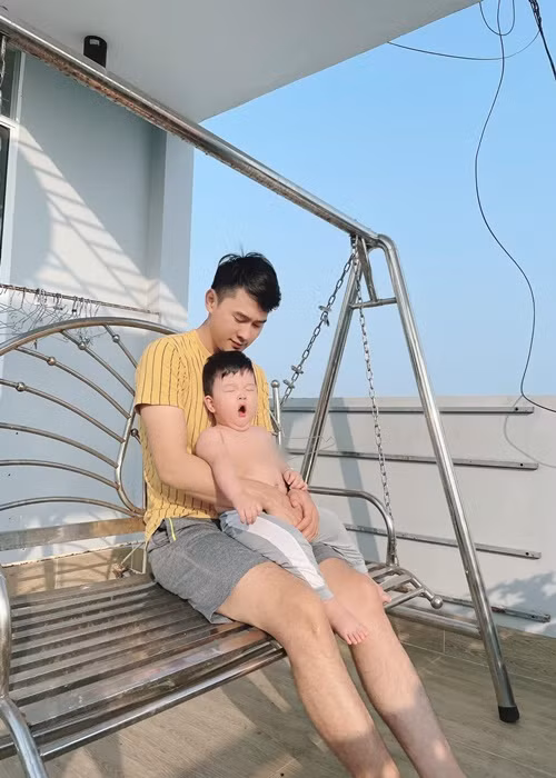 Quang Pháp là ông bố bỉm sữa chính hiệu. Anh tắm nắng cho con trai mỗi sáng, thay tã, cho con bú thuần thục.