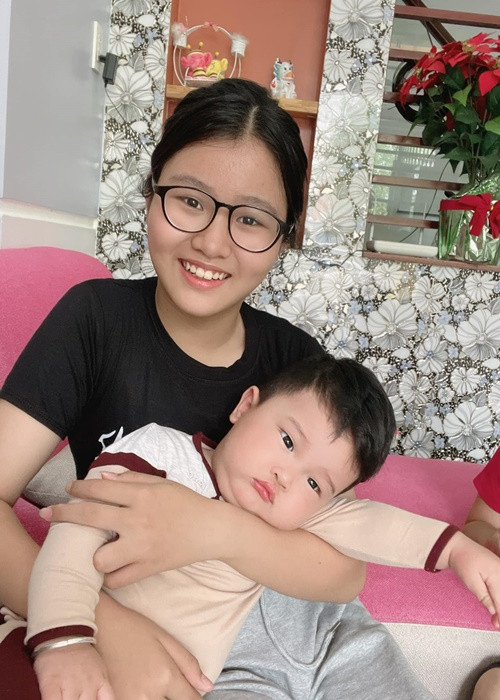 Bé Brian được chị gái cưng chiều.