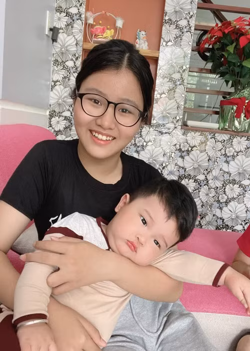 Bé Brian được chị gái cưng chiều.