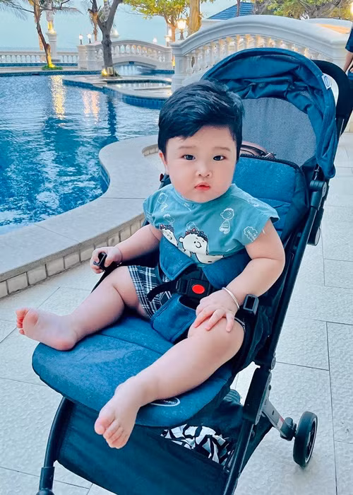 Nhóc tì nhà Thảo Trang được nhiều khen ngợi kháu khỉnh như hot boy nhí.