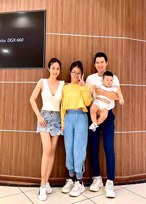 Thảo Trang thường xuyên đưa con gái đi chơi cùng Quang Pháp và bé Brian.