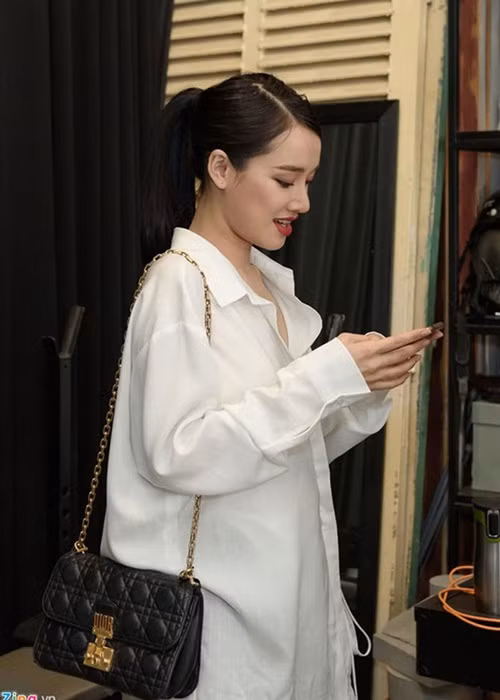 Gia đình, bạn bè lẫn đồng nghiệp của Nhã Phương đều cố giấu chuyện bầu bí của nữ diễn viên. Tuy nhiên, vẫn có người buột miệng. Ca sĩ Nguyễn Trần Trung lỡ miệng cho biết Nhã Phương mang bầu nên không thể đến dự ra mắt MV mới của anh. Ảnh: Zing