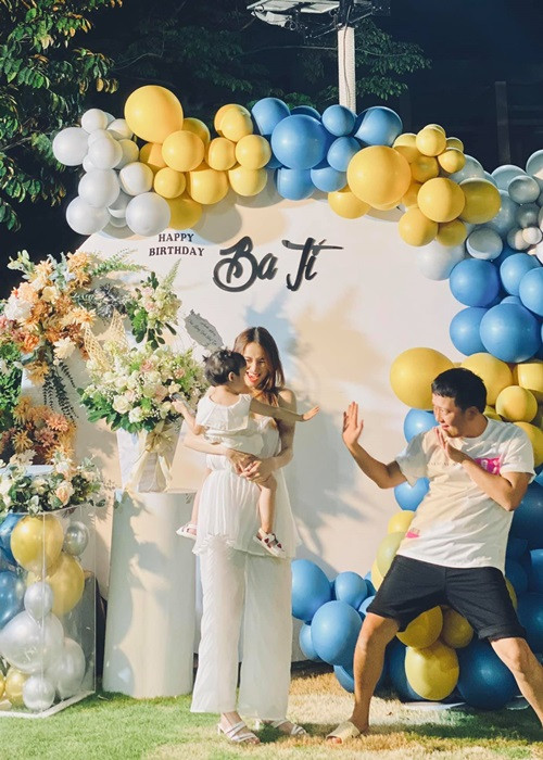 Tháng 8/2019, Nhã Phương công khai chuyện làm mẹ. Điều này không khiến khán giả bất ngờ. Trước đó, cô chia sẻ, khi đến thời điểm thích hợp sẽ công bố chuyện con cái. Ảnh: FBNV