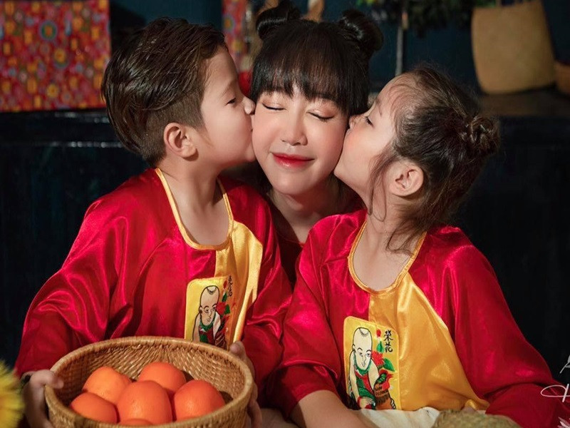 Cuối năm 2014, Elly Trần xác nhận đã lên chức mẹ được hơn 2 tháng sau thời gian "giấu kín như bưng" chuyện mang thai. Con gái đầu lòng của cô tên là Cadie Mộc Trà. Đến đầu năm 2016, Elly Trần tiếp tục gây bất ngờ khi công bố thông tin sinh con trai thứ hai tên là Alfie Túc Mạch từ tháng 11/2015. Ảnh: FBNV