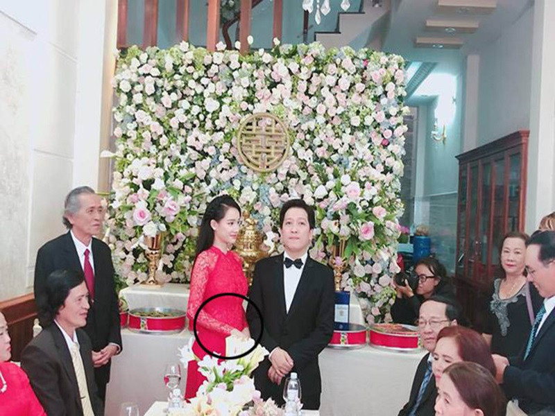 2 tháng trước đám cưới với Trường Giang, Nhã Phương dính nghi vấn có bầu. Sau hôn lễ, nữ diễn viên liên tục để lộ vòng 2 lùm lùm. Đến tháng 1/2019, Nhã Phương vướng tin đồn đã hạ sinh con gái đầu lòng. Ảnh: Vietnamnet