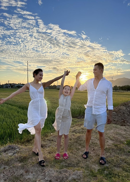 Phương Trinh Jolie giữ bí mật mang bầu sinh con gái trong suốt 9 năm. Cô công khai con trong đám cưới với Lý Bình.