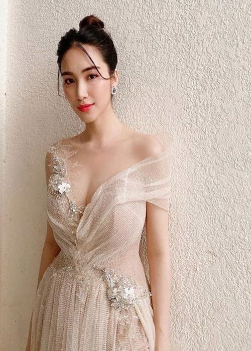 Tháng 7/2019, Hòa Minzy tuyên bố tạm dừng hoạt động để dành thời gian cho bản thân, gia đình thì lập tức có tin đồn cô mang thai với bạn trai Minh Hải. Thậm chí có nguồn tin cho biết đã nhìn thấy Hòa Minzy tới một bệnh viện để sinh con vào tháng 11/2019. Ảnh: FBNV