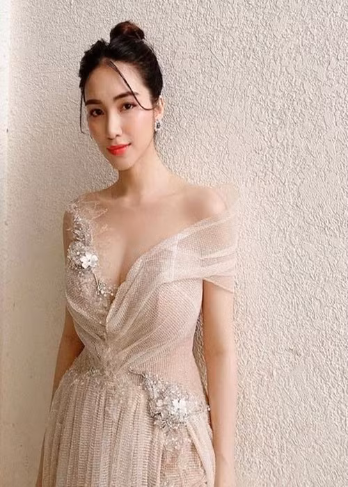 Tháng 7/2019, Hòa Minzy tuyên bố tạm dừng hoạt động để dành thời gian cho bản thân, gia đình thì lập tức có tin đồn cô mang thai với bạn trai Minh Hải. Thậm chí có nguồn tin cho biết đã nhìn thấy Hòa Minzy tới một bệnh viện để sinh con vào tháng 11/2019. Ảnh: FBNV