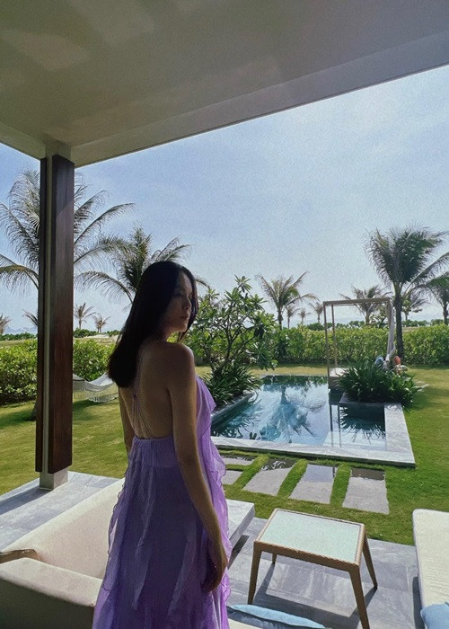 Tin đồn Phạm Quỳnh Anh mang bầu có cơ sở khi cô lộ rõ vòng eo to lên thấy rõ và vốn sở hữu body thon gọn. Nữ ca sĩ từng úp mở chuyện có một niềm vui nho nhỏ nhưng không xác định hay phủ nhận chuyện tái hôn và bầu bí. Ảnh: FBNV