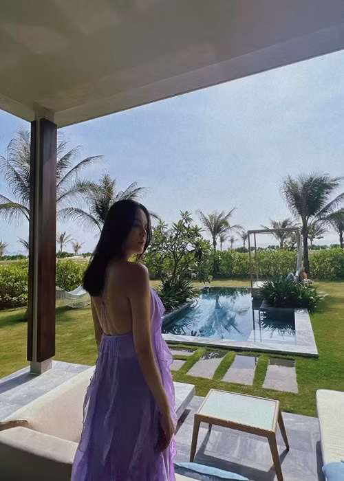 Tin đồn Phạm Quỳnh Anh mang bầu có cơ sở khi cô lộ rõ vòng eo to lên thấy rõ và vốn sở hữu body thon gọn. Nữ ca sĩ từng úp mở chuyện có một niềm vui nho nhỏ nhưng không xác định hay phủ nhận chuyện tái hôn và bầu bí. Ảnh: FBNV