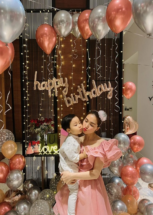 Đối diện trước tin đồn mang bầu sinh con, nữ ca sĩ sinh năm 1995 chỉ giữ im lặng và mãi tới ngày 7/3/2021 Hòa Minzy mới công khai con trai trên trang cá nhân. Ảnh: FBNV