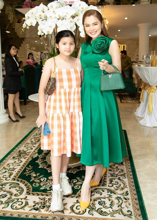 Hậu ly hôn, Phương Lê không ngại nhắc đến chồng cũ. Gần đây, cô chia sẻ ảnh bên con gái Hà Băng Nghi, 11 tuổi. Kèm theo đó, Phương Lê viết: "Ai cũng nói em giống mẹ nhưng em thì tìm điểm giống cha".