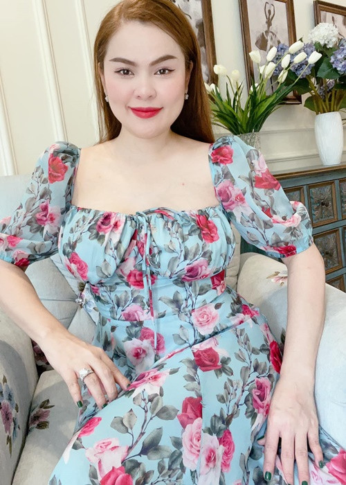 Trước câu hỏi có dự định tái hôn hay không, Phương Lê khẳng định cô sẽ không bao giờ lấy chồng nữa. "Tôi ngại vì tôi có 3 cô con gái. Tôi sợ các con bị hại", Phương Lê chia sẻ trên Gia đình và xã hội.