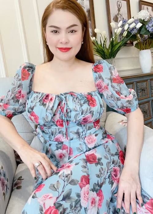 Trước câu hỏi có dự định tái hôn hay không, Phương Lê khẳng định cô sẽ không bao giờ lấy chồng nữa. "Tôi ngại vì tôi có 3 cô con gái. Tôi sợ các con bị hại", Phương Lê chia sẻ trên Gia đình và xã hội.