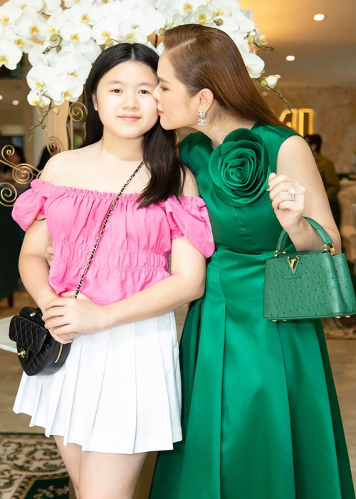 Cách đây ít ngày, Phương Lê khoe ảnh bên con gái Hà Đông Nghi, 12 tuổi, cao 1m63.
