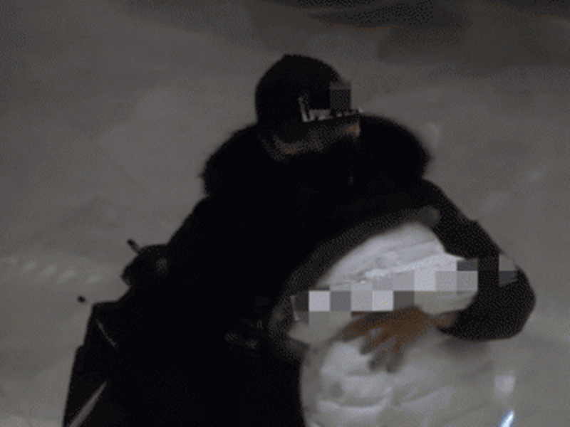 Hồi tháng 2/2022, Trần Hiểu đến thăm bà xã trên phim trường. Cả hai tình tứ, bên nhau không rời. Ảnh: Công lý và xã hội