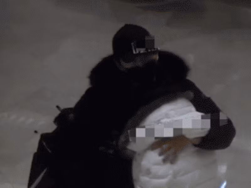 Hồi tháng 2/2022, Trần Hiểu đến thăm bà xã trên phim trường. Cả hai tình tứ, bên nhau không rời. Ảnh: Công lý và xã hội