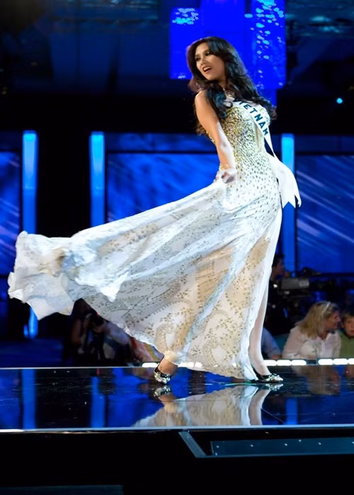 Võ Hoàng Yến giành danh hiệu á hậu 1 cuộc thi Hoa hậu Hoàn vũ Việt Nam 2008. Năm 2015, người đẹp tuyên bố giải nghệ vì không còn đam mê với nghề nhưng sau đó vẫn xuất hiện với vai trò người mẫu. Ảnh: Vietnamplus