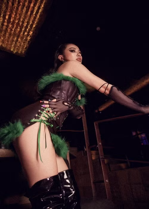 Người đẹp được gắn mác với những cảnh quay hành động, gợi cảm đến nghẹt thở.