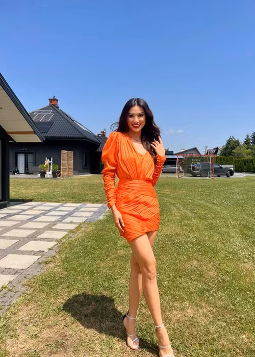Tham gia một hoạt động khác, Kim Duyên diện chiếc váy ngắn màu cam. Ảnh: Miss Supranational - Vietnam