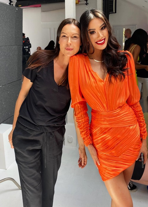 Kim Duyên còn ghi lại hình ảnh bên các chuyên gia trang điểm, làm tóc của cuộc thi. Ảnh: Miss Supranational - Vietnam