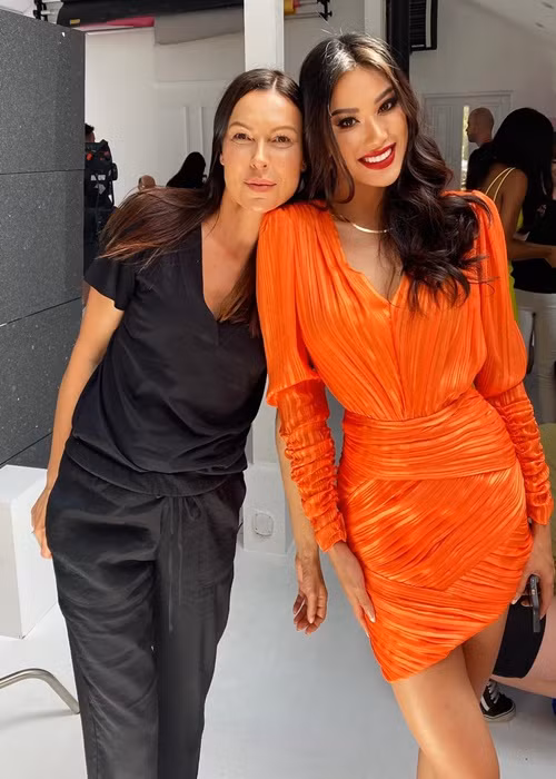 Kim Duyên còn ghi lại hình ảnh bên các chuyên gia trang điểm, làm tóc của cuộc thi. Ảnh: Miss Supranational - Vietnam