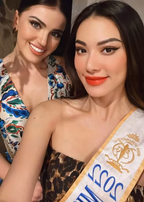 Vừa bước chân vào cuộc thi, Kim Duyên chụp ảnh cùng đương kim Hoa hậu Siêu quốc gia. Ảnh: Miss Supranational - Vietnam