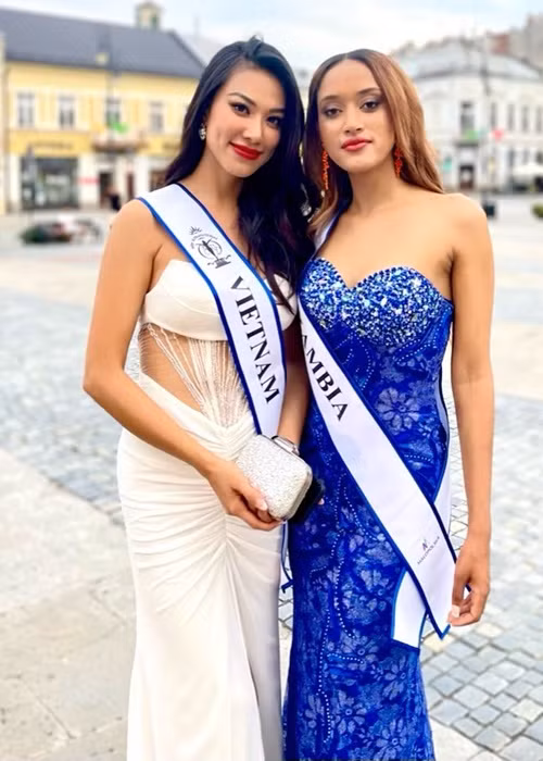 Đại diện Việt Nam tự tin đọ sắc cùng đại diện Zambia. Ảnh: Savena Mushinge