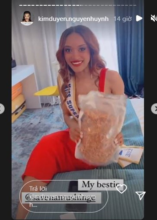 Đại diện Việt Nam tỏ ra thân thiện khi nhập cuộc. Cô tặng cho người đẹp đến từ Zambia bánh tráng trộn, phở gói. Ảnh chụp màn hình