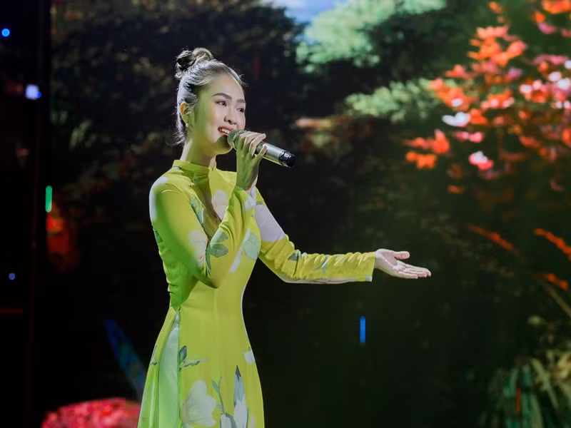 Sau khi đoạt giải quán quân Giọng hát Việt nhí, Thiện Nhân chuyển từ Bình Định vào TP HCM để học tập và theo đuổi con đường ca hát. Ảnh: FBNV