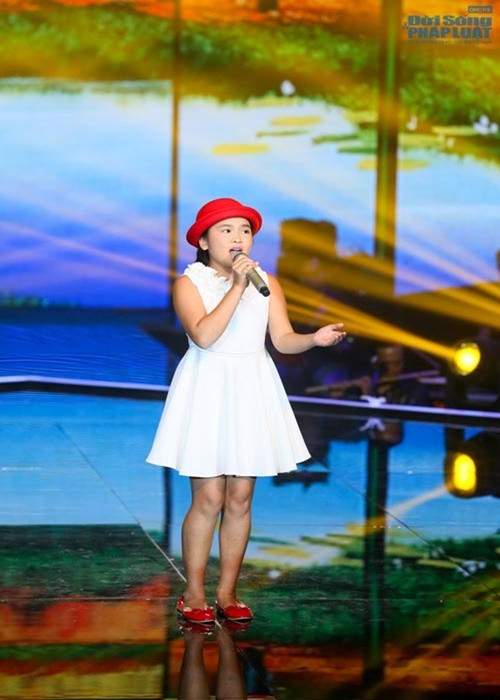 Liên tiếp trong các vòng thi sau, Thiện Nhân đều cho thấy sự trưởng thành thấy rõ. Vẫn giọng hát đầy cảm xúc, nhưng Thiện Nhân đã biết chiếm lĩnh sân khấu. Sở hữu lượng fan đông đảo, sau mỗi tiết mục Thiện Nhân đều nhận được sự ủng hộ nhiệt tình của khán giả. Ảnh: Đời sống pháp luật