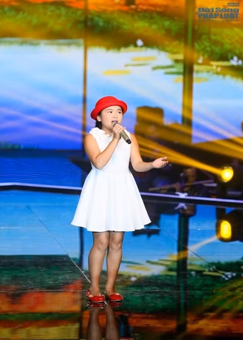 Liên tiếp trong các vòng thi sau, Thiện Nhân đều cho thấy sự trưởng thành thấy rõ. Vẫn giọng hát đầy cảm xúc, nhưng Thiện Nhân đã biết chiếm lĩnh sân khấu. Sở hữu lượng fan đông đảo, sau mỗi tiết mục Thiện Nhân đều nhận được sự ủng hộ nhiệt tình của khán giả. Ảnh: Đời sống pháp luật