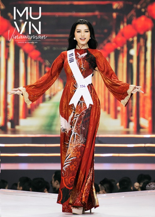 Hoàng Thị Nhung là thí sinh được nhận xét hao hao Hoa hậu Hoàn vũ Việt Nam 2015 Phạm Hương. Nhiều người đánh giá người đẹp có gương mặt phù hợp tiêu chí của cuộc thi.