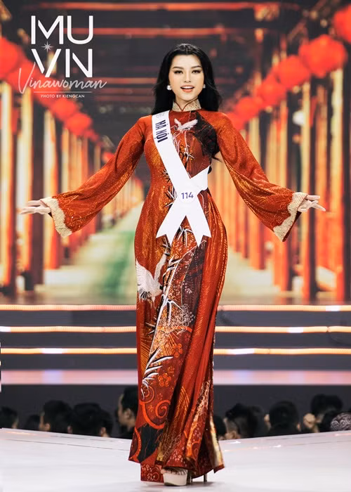 Hoàng Thị Nhung là thí sinh được nhận xét hao hao Hoa hậu Hoàn vũ Việt Nam 2015 Phạm Hương. Nhiều người đánh giá người đẹp có gương mặt phù hợp tiêu chí của cuộc thi.