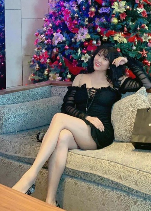 "Nữ hoàng dao kéo" chịu chi gần 180 triệu đồng để sở hữu vòng 3 cong vút.