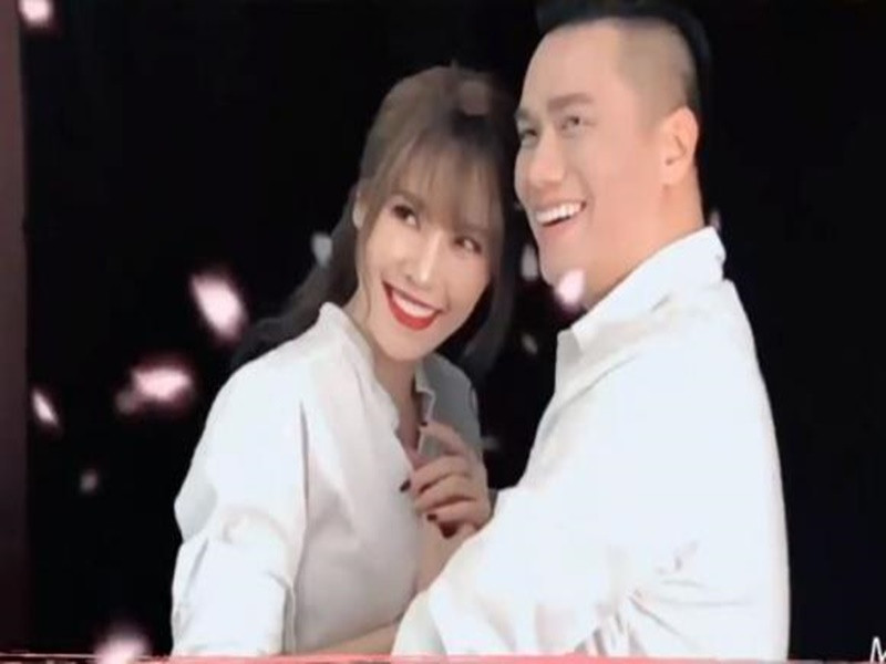 Năm 2017, hình ảnh, clip Việt Anh và Quế Vân thân mật bên nhau rò rỉ một cách nhỏ giọt. Ngoài ra, loạt chia sẻ đá xéo Quế Vân của Trần Hương - bà xã của Việt Anh khi đó làm câu chuyện trở nên rối như tơ vò. Ảnh: Người lao động