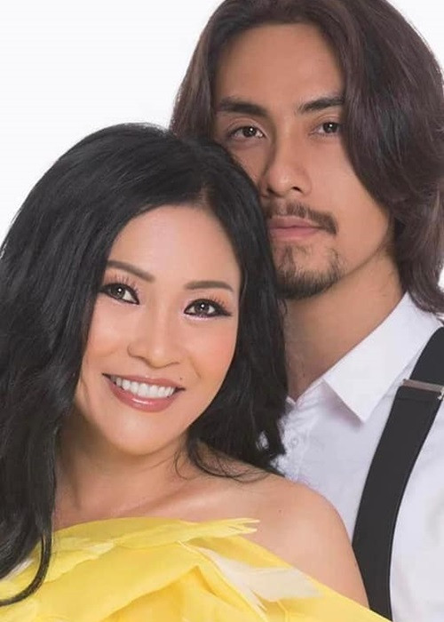 Phương Thanh nói thêm: "Việc có thành cơm hay thành gạo gì thì để một thời gian nữa mới biết được". Tuy nhiên, nữ ca sĩ khẳng định, sẽ không tiết lộ hết mọi thứ cho khán giả. "Showbiz thật thật ảo ảo, Phương Thanh và Doãn Chí Kiên kể 50-50 là đẹp", Phương Thanh cho hay. Ảnh: FBNV