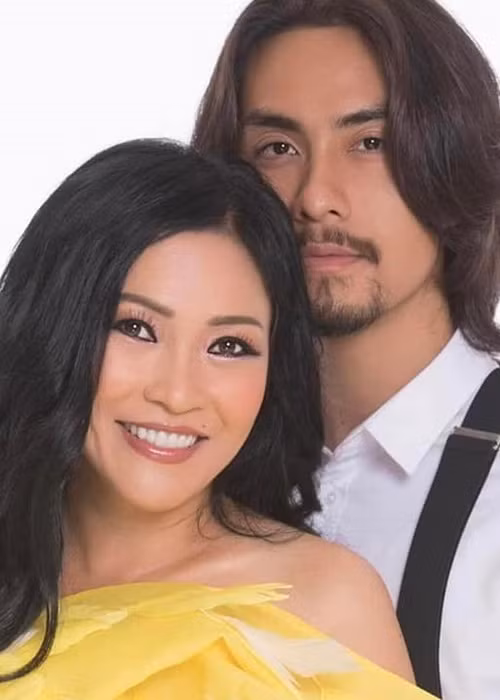 Phương Thanh nói thêm: "Việc có thành cơm hay thành gạo gì thì để một thời gian nữa mới biết được". Tuy nhiên, nữ ca sĩ khẳng định, sẽ không tiết lộ hết mọi thứ cho khán giả. "Showbiz thật thật ảo ảo, Phương Thanh và Doãn Chí Kiên kể 50-50 là đẹp", Phương Thanh cho hay. Ảnh: FBNV