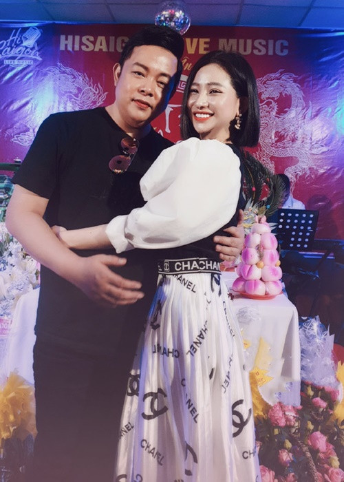 Quang Lê chia sẻ trên Vietnamnet, anh "chỉ chụp chơi cho vui thôi không có gì" còn vợ cũ của Hồ Quang Hiếu úp mở “chưa dám nói trước điều gì” về mối quan hệ giữa cô và Quang Lê. Ảnh: Dân Việt