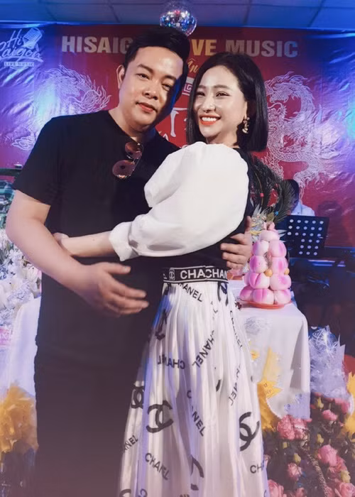 Quang Lê chia sẻ trên Vietnamnet, anh "chỉ chụp chơi cho vui thôi không có gì" còn vợ cũ của Hồ Quang Hiếu úp mở “chưa dám nói trước điều gì” về mối quan hệ giữa cô và Quang Lê. Ảnh: Dân Việt