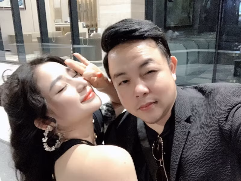 Sau khi Quang Lê và Ivy phản hồi về tin đồn hẹn hò, một số cư dân mạng tiếp tục đặt nghi vấn cả hai thực sự có mối quan hệ tình cảm. Tuy nhiên, một bộ phận khán giả lại tỏ ý nghi ngờ phải chăng Quang Lê và Ivy đưa ra thông tin không rõ ràng với mục đích gây sự chú ý. Ảnh: Dân Việt