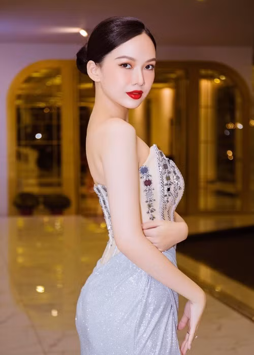 Trong cuộc phỏng vấn với Zing, Phương Quỳnh cho biết, danh hiệu top 5 Hoa hậu Việt Nam 2020 ảnh hưởng đến cuộc sống của cô. Người đẹp phải chú trọng đến cách ăn mặc, nói chuyện, giữ kẽ. Ảnh: FBNV