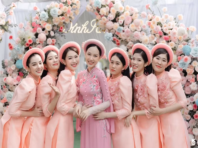 Cẩm Đan (ngoài cùng bên trái) làm phù dâu cho Phương Quỳnh. Ảnh: FB Cẩm Đan